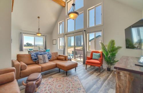 Saratoga House | Bright Wyoming Retreat with Deck and Mountain Views!