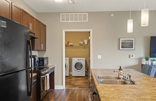 West Des Moines Apartment | Brilliant Ground Floor End Unit Wooded Privacy & Convenience
