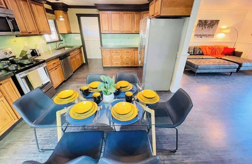 West University House | Brilliant West UNR 6TVs Sleeps 15 Pets OK