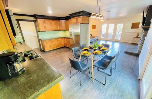 West University House | Brilliant West UNR 6TVs Sleeps 15 Pets OK