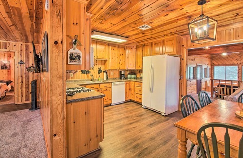 Pinetop Cabin | Bring a Pet: Pinetop Cabin w/Game Room!