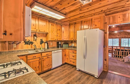 Pinetop Cabin | Bring a Pet: Pinetop Cabin w/Game Room!