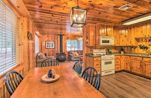 Pinetop Cabin | Bring a Pet: Pinetop Cabin w/Game Room!