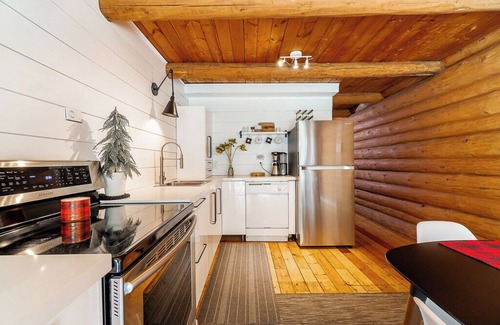 Hemlock Valley Cabin | Bring the whole family! Pet Friendly. 10 minute walk to the lifts.