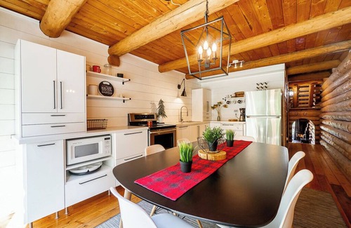 Hemlock Valley Cabin | Bring the whole family! Pet Friendly. 10 minute walk to the lifts.