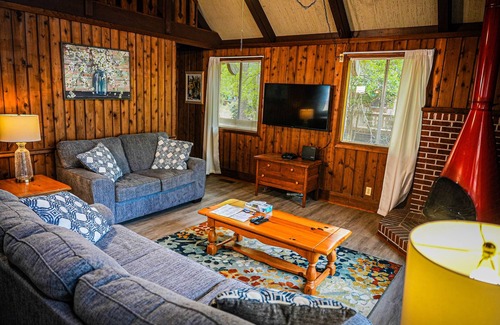 Pine Mountain Ski Chalet | Bring your fur-baby and enjoy this beautiful Chalet overlooking Lake Innsbruck!