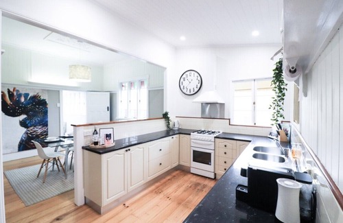 Windsor House | Brisbane Cottage with Golf practice green - 2 seperate living areas