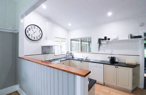 Windsor House | Brisbane Cottage with Golf practice green - 2 seperate living areas