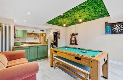 Kingswood House | Bristol Burrow -Hot Tub Escape