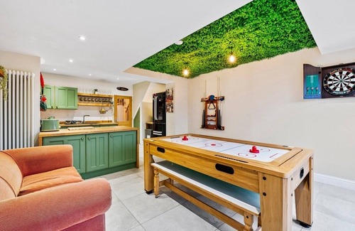 Kingswood House | Bristol Burrow -Hot Tub Escape
