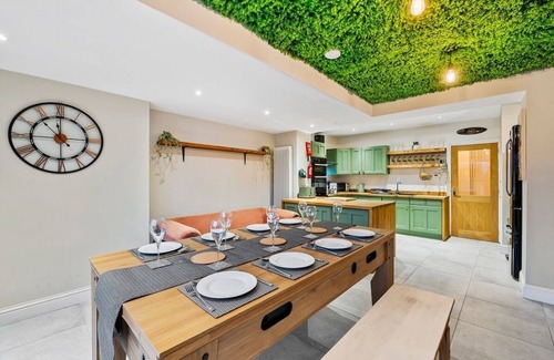 Kingswood House | Bristol Burrow -Hot Tub Escape