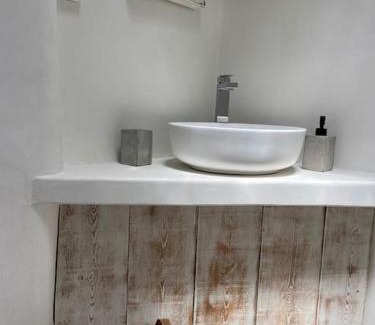Aroniadika Apartment | Brizo - TCupStudios