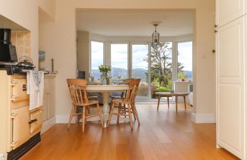Borth-y-Gest House | Bro Gwylan