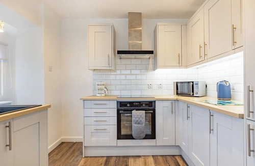 Brixham Cabin | Broadacre House is a 3 bedroom holiday home sleeping up to 8 people.