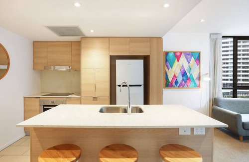 Broadbeach Waters Condo | Broadbeach Apartment - Central, WiFi & Secure Park