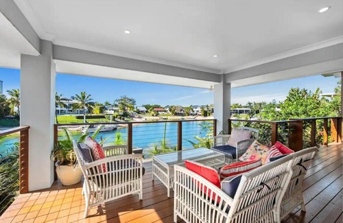 Broadbeach Waters House | Broadbeach Bungalow - Heated Pool - Sleeps 7