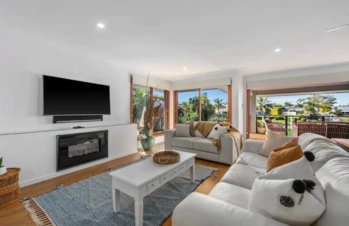 Broadbeach Waters House | Broadbeach Bungalow - Heated Pool - Sleeps 7