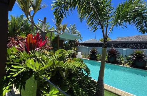 Broadbeach Waters House | Broadbeach Bungalow - Heated Pool - Sleeps 7