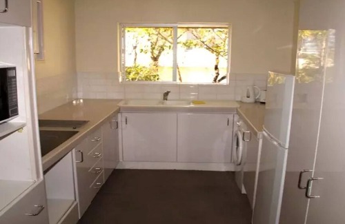 Broadbeach Apartment | Broadbeach, Great Location across road to Beach