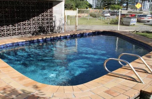 Broadbeach Apartment | Broadbeach, Great Location across road to Beach