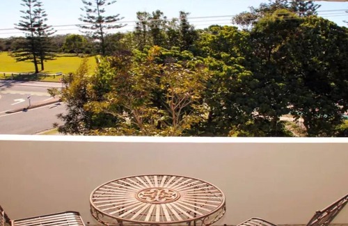 Broadbeach Apartment | Broadbeach, Great Location across road to Beach