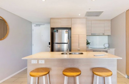 Broadbeach Apartment | Broadbeach Ocean View Apartment - Wifi & Parking