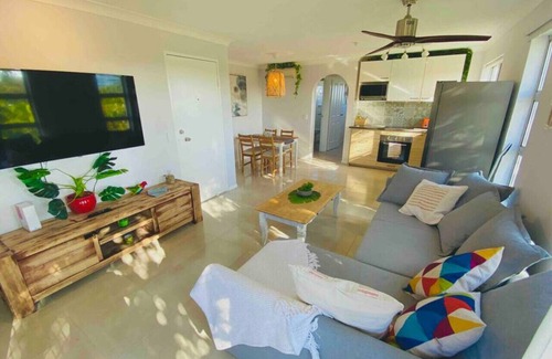 Broadbeach Apartment | Broadbeach, Stylish Apartment Close To everything.