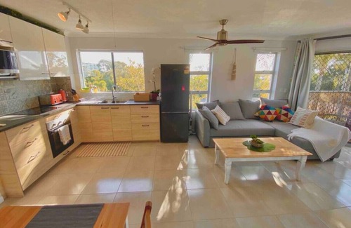 Broadbeach Apartment | Broadbeach, Stylish Apartment Close To everything.
