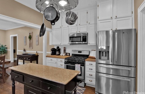 Broadmoor House | Broadmoor 3 Bed Pet Friendly Fenced Backyard
