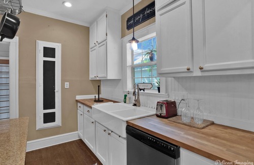 Broadmoor House | Broadmoor 3 Bed Pet Friendly Fenced Backyard