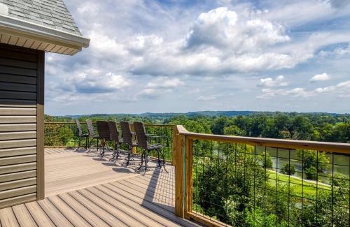 Kodak House | Broadview, River, Golf Course, Games, free Attraction Tickets, Hot Tub, WIFI!