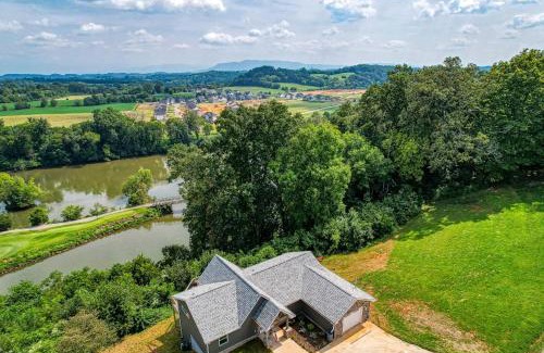 Kodak House | Broadview, River, Golf Course, Games, free Attraction Tickets, Hot Tub, WIFI!
