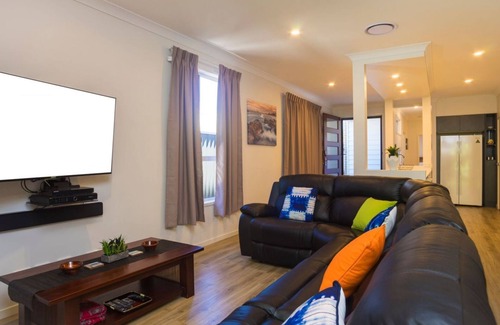 Paradise Point House | Broadwater Paradise - A short walk to the beach