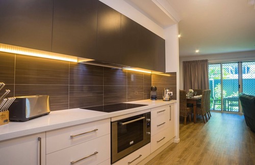 Paradise Point House | Broadwater Paradise - A short walk to the beach