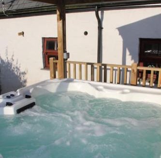 Llangennith House | Broadway Farm Holiday Barn with hot tub