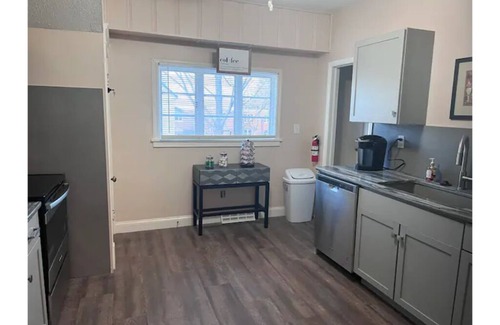 Medina House | Broadway House Vacation Home, Medina Ohio New! 6 BDRM, 2 Blocks from Town Square