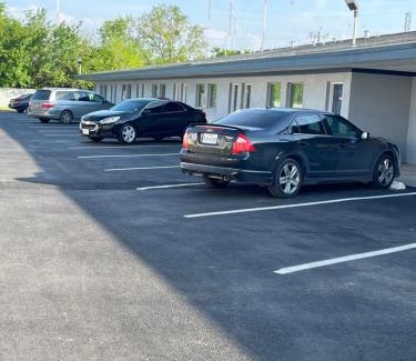 North San Antonio - SAT Hotel | Broadway Inn Motel