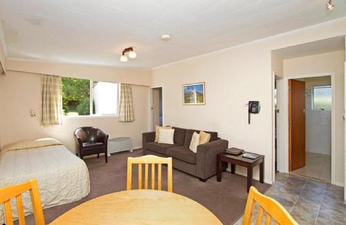 Stratford Hotel | Broadway Lodge Motel