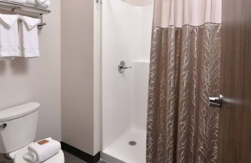 Broken Arrow Hotel | Broken Arrow Charmer: Steps from Top City Attractions! On-site Pool