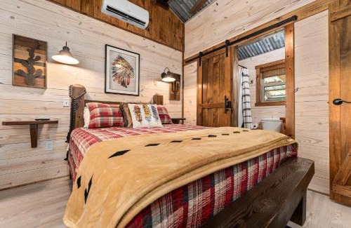 Fredericksburg House | Broken Arrow - Private Escape Hot Tub & Fire Pit