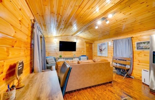 Broken Bow Cabin | Broken Bow Abode w/Hot Tub < 7 Mi to Lake!