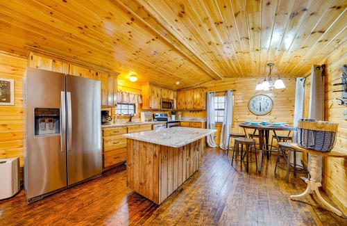 Broken Bow Cabin | Broken Bow Abode w/Hot Tub < 7 Mi to Lake!