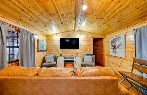 Broken Bow House | Broken Bow Abode with Hot Tub Less Than 7 Mi to Lake!