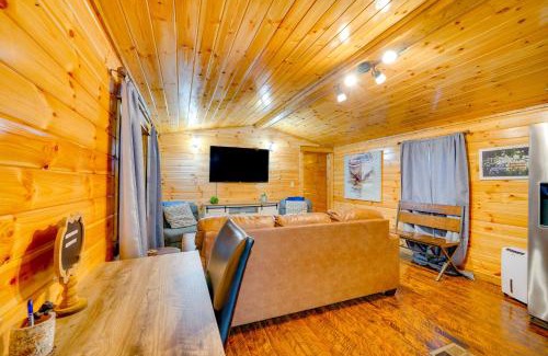 Broken Bow House | Broken Bow Abode with Hot Tub Less Than 7 Mi to Lake!