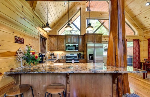 Broken Bow Cabin | Broken Bow Cabin w/Hot Tub & Outdoor Fireplace!