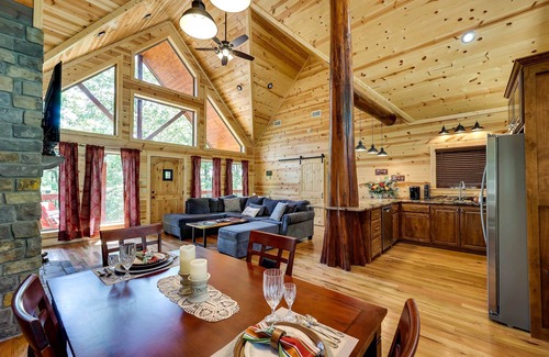 Broken Bow Cabin | Broken Bow Cabin w/Hot Tub & Outdoor Fireplace!