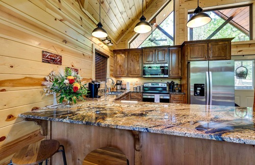Broken Bow Cabin | Broken Bow Cabin w/Hot Tub & Outdoor Fireplace!