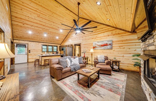 Broken Bow Cabin | Broken Bow Cabin w/Private Hot Tub: 14 Mi to Lake