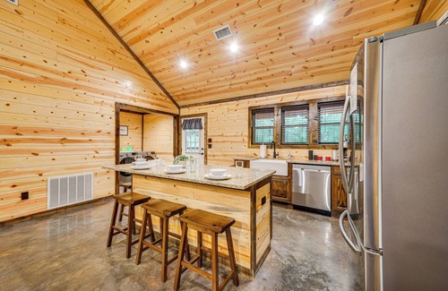 Broken Bow Cabin | Broken Bow Cabin w/Private Hot Tub: 14 Mi to Lake