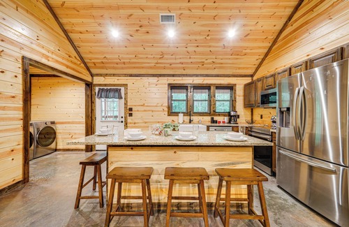 Broken Bow Cabin | Broken Bow Cabin w/Private Hot Tub: 14 Mi to Lake